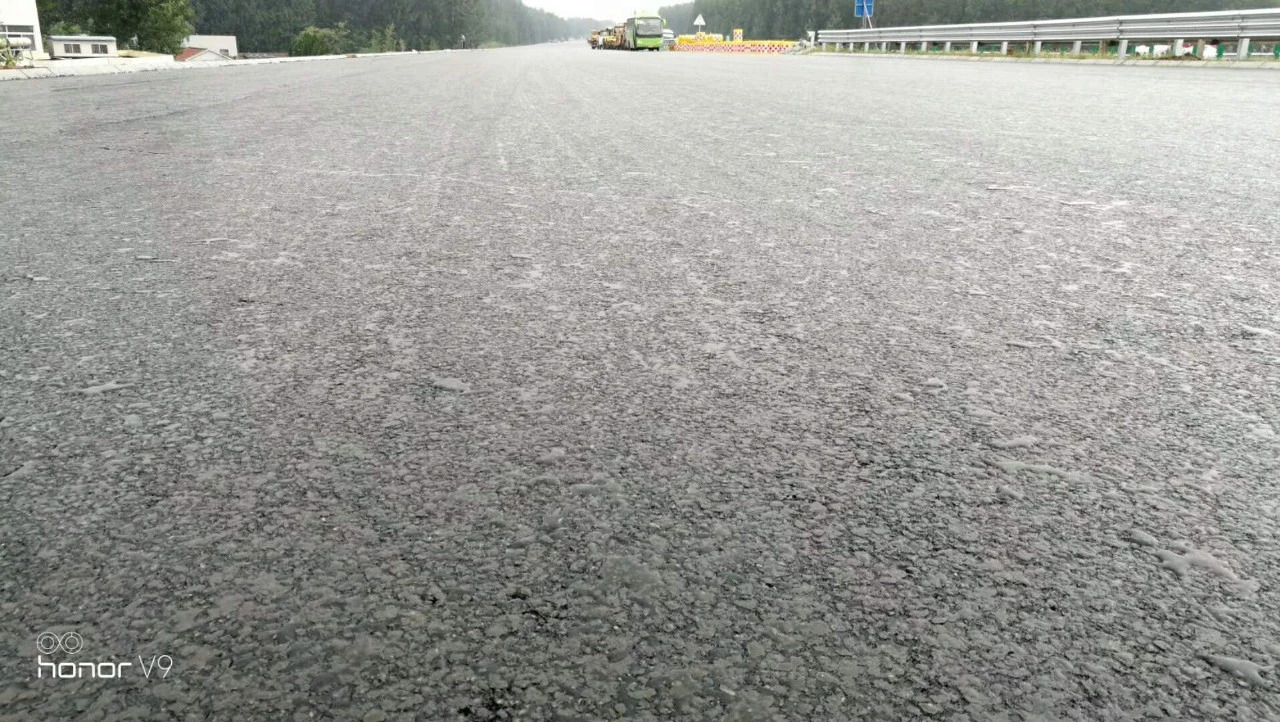 濟青高速四改八路面二標(biāo)雨后效果